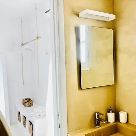 Seafront Little Mermaid Apartment Naousa (Paros)